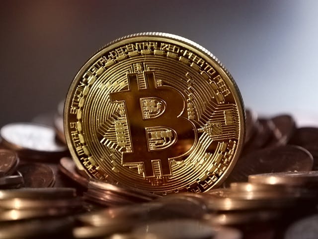 Prăbușirea Bitcoin. Panica pe piețele financiare se extinde în lumea criptomonedelor